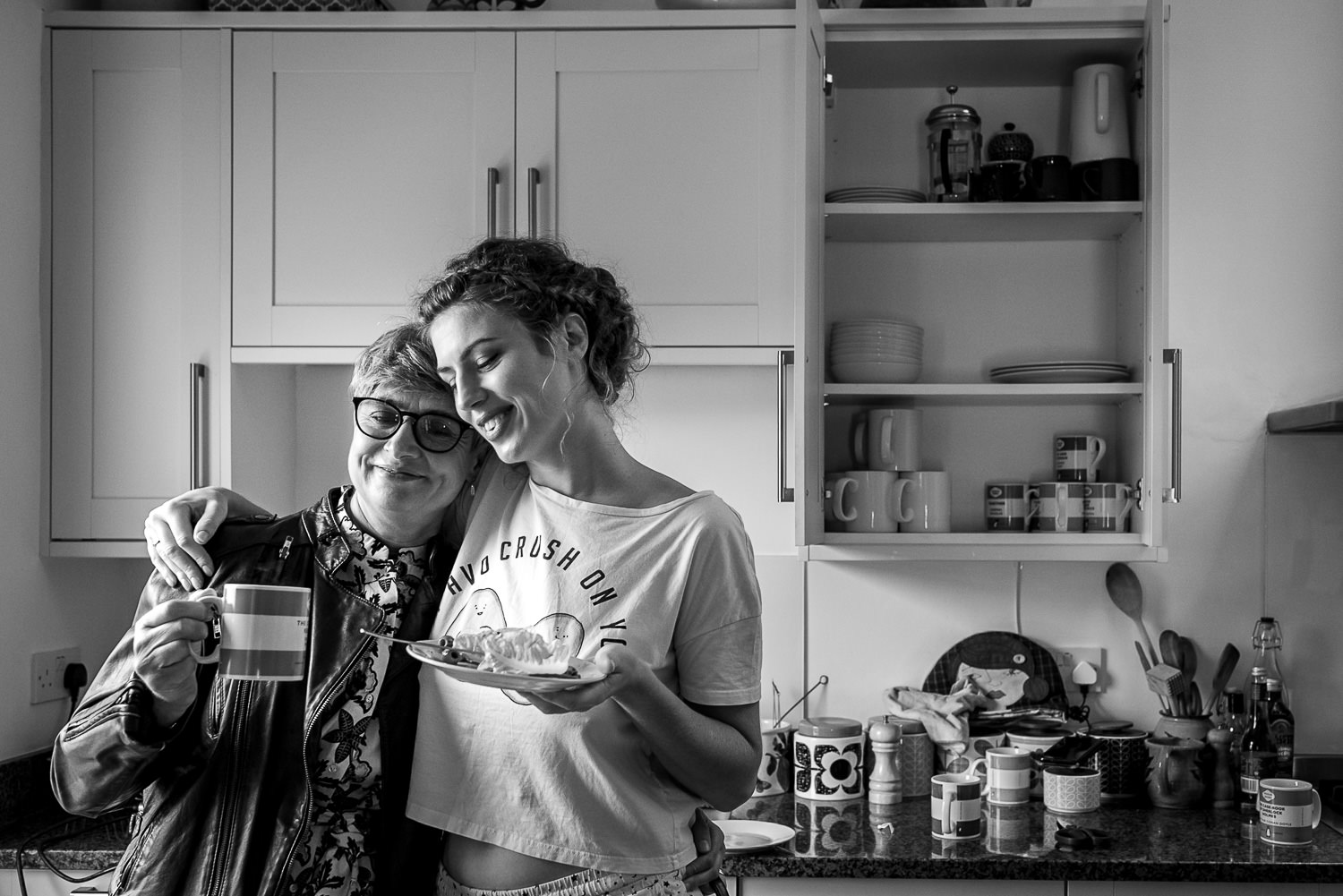 bride hugging her mum the morning of her wedding