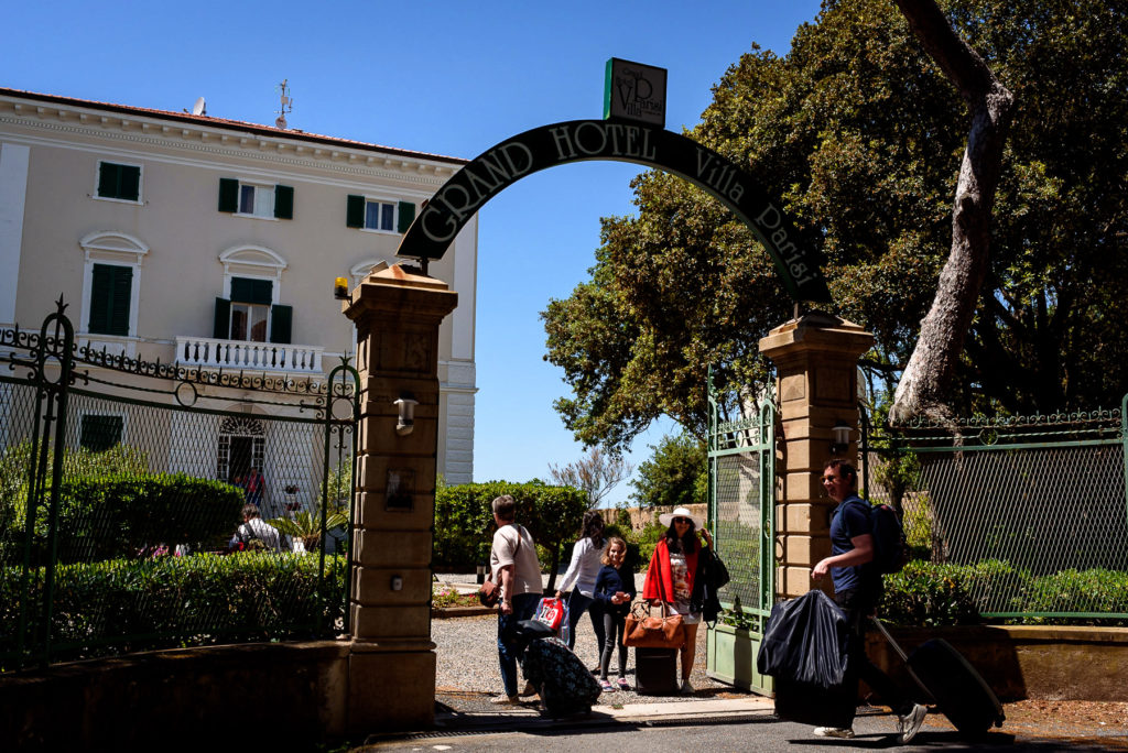 Guests arriving at Villa Parisi for a wedding in Castiglioncello