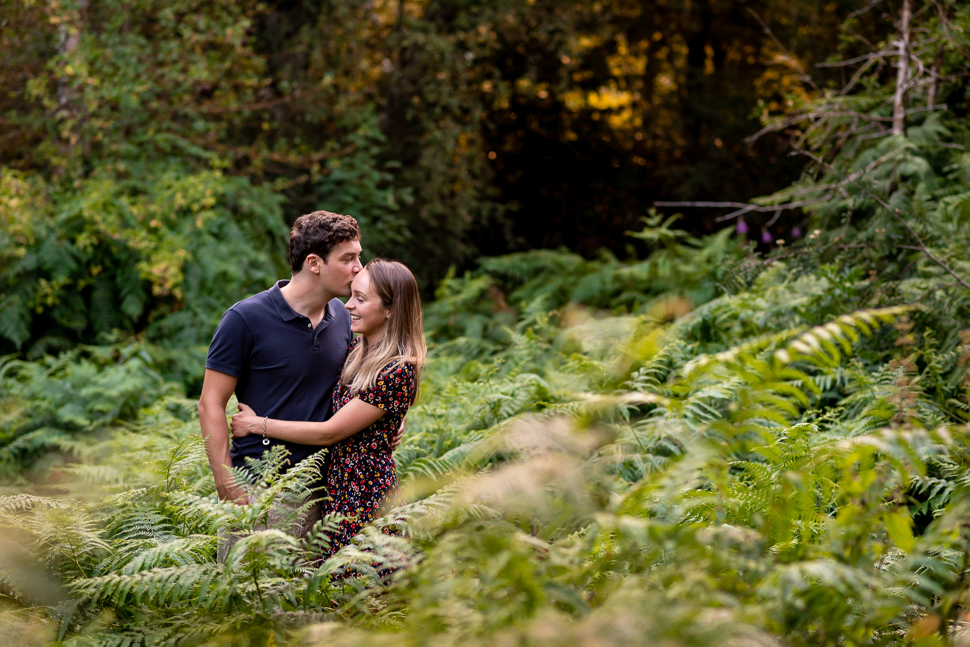 couple kissing in a field of ferns in Hampstead Heath
